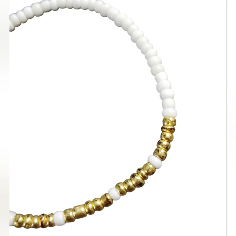💥4 for $20💥Goldtone White Beaded Stretch Bracelet